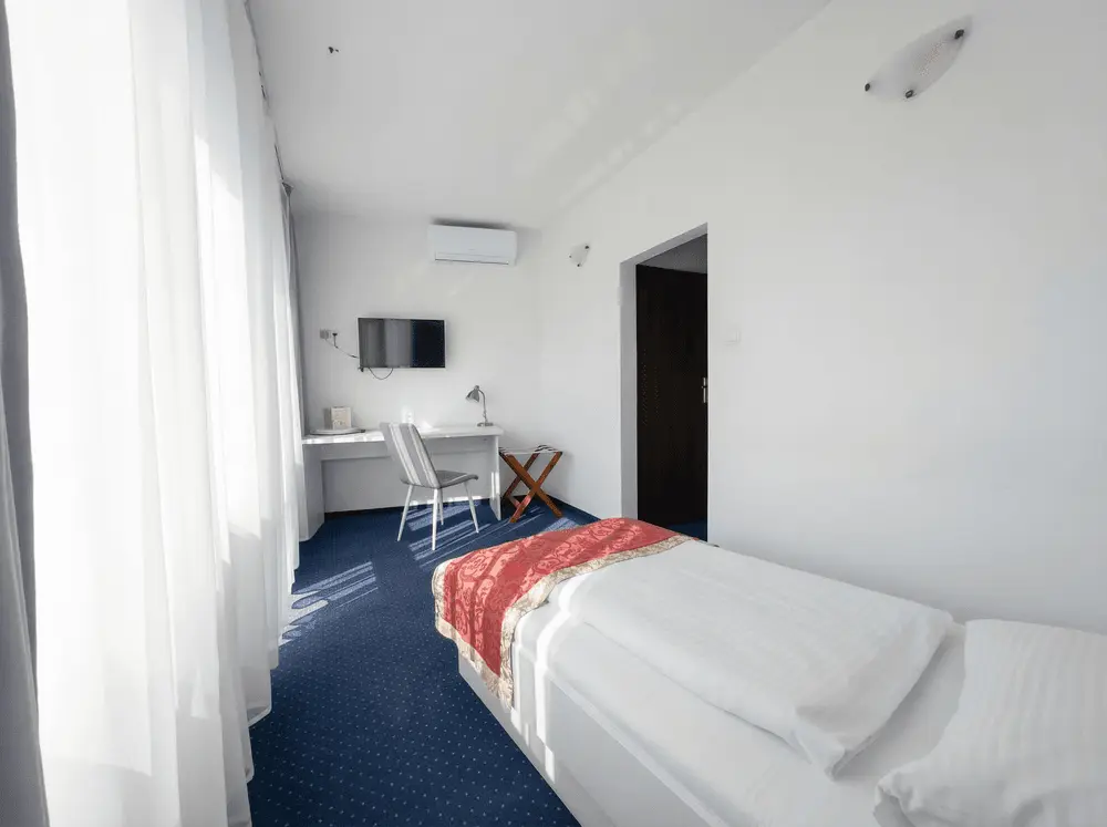 Jasny, komfortowy pokój hotelowy — Hotel Złoty Łan Nowa Sól